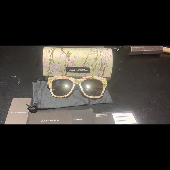 New Dolce and Gabanna almond flower sunglasses. - Picture 5 of 9